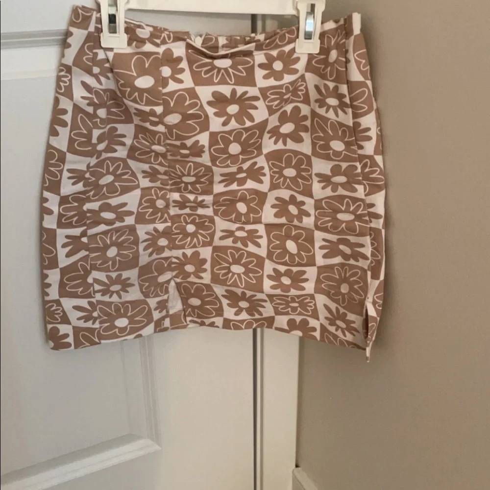 Y2K Style Neutral Flower Print “Love on a Hanger” Skirt - Picture 4 of 4